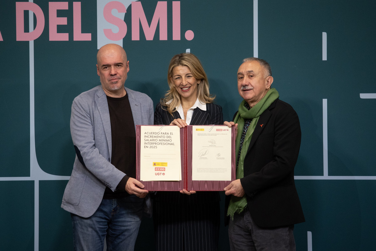 La  ministra de Trabajo y Economía Social, Yolanda Díaz, el secretario general de CCOO, Unai Sordo, y el secretario general de UGT, Pepe Álvarez, durante la firma del acuerdo de subida del SMI, en 