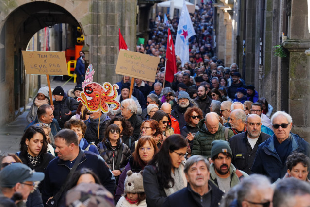 Archivo - Cientos de personas durante una nueva protesta contra la empresa de celulosa Altri, a 15 de diciembre de 2024, en Santiago de Compostela, A Coruña, Galicia (España). Hoy tiene lugar una nueva movilización al grito de ‘Altri no’ en contra del pro