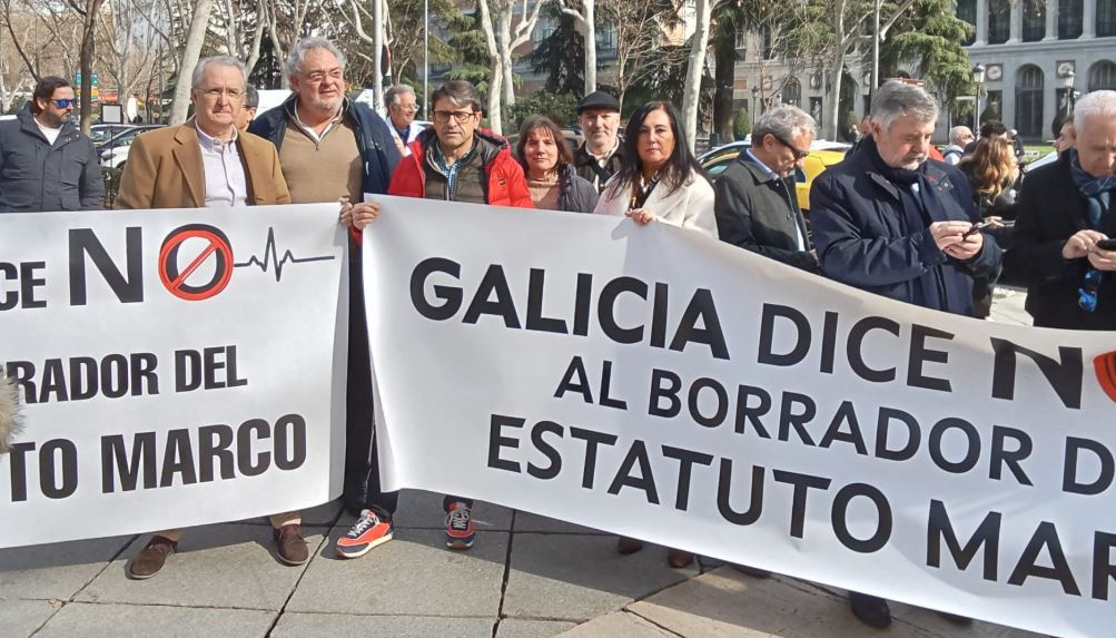 Representantes de mu00e9dicos y facultativos de Galicia de SIMEGA y O'MEGA en la concentraciu00f3n frente al Ministerio de Sanidad