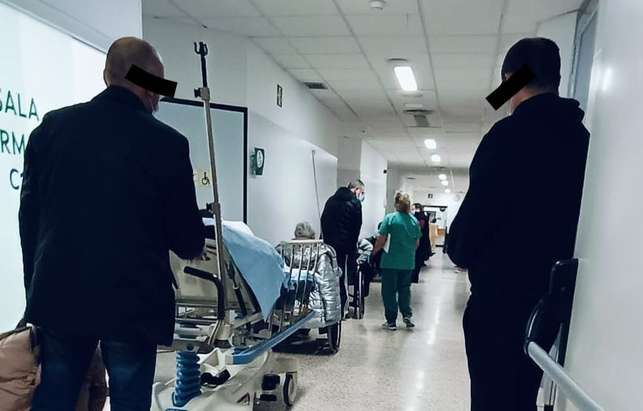 Pacientes con ingreso en planta firmado esperando en los pasillos del CHUS en una imagen de la Asociaciu00f3n de Pacientes del 12 de febrero de 2025