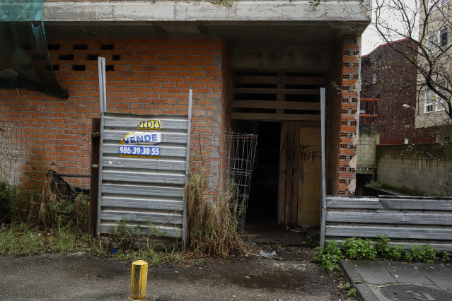 La entrada al edificio de la calle Atranco de Cangas, donde esta madrugada brigadas de la Guardia Civil accedían para desmantelar una red de distribución de ansiolíticos ilegal, a 13 de febrero de 2025, en Cangas, Pontevedra, Galicia (España). La Guardia